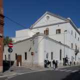 Mentre alzando lo sguardo � possibile scorgere l�ampio timpano che sovrasta l�immobile...